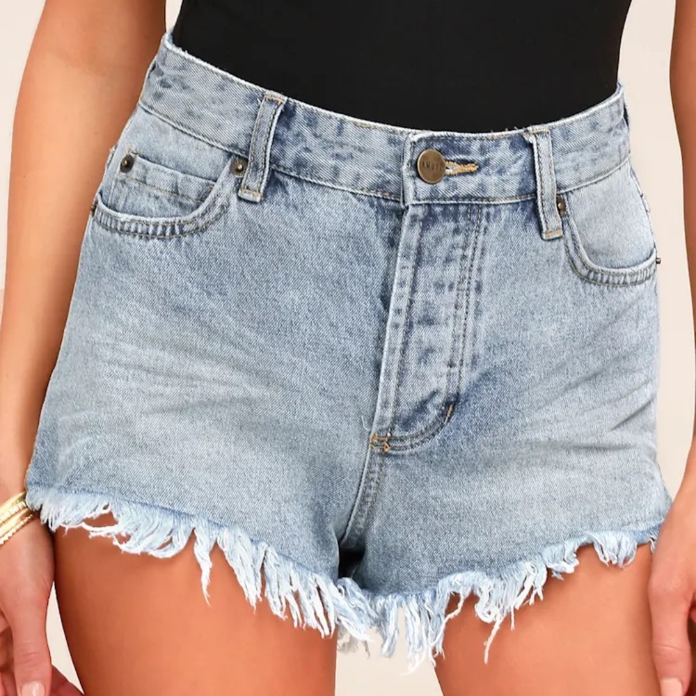Amuse Society Shoreline High-Waisted Denim Shorts in Light Wash - Sizes 26 & 27
